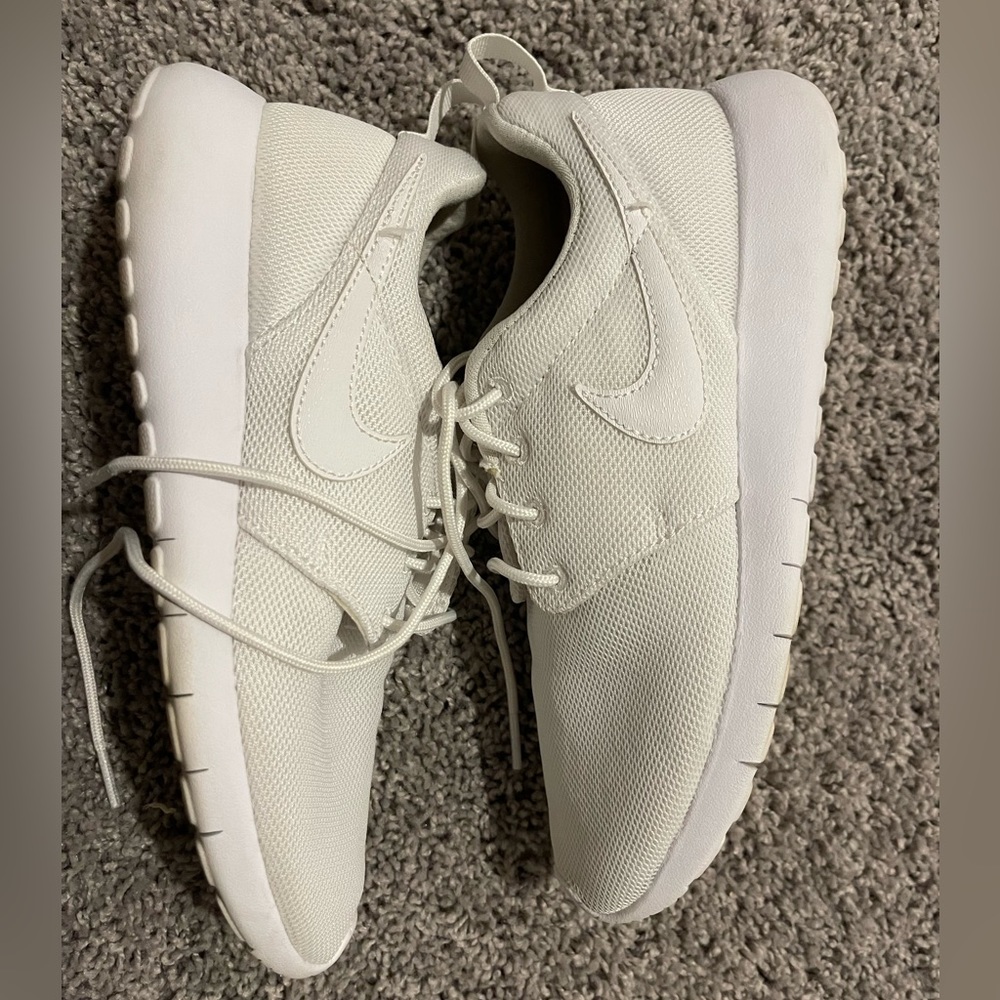 Nike White Roche